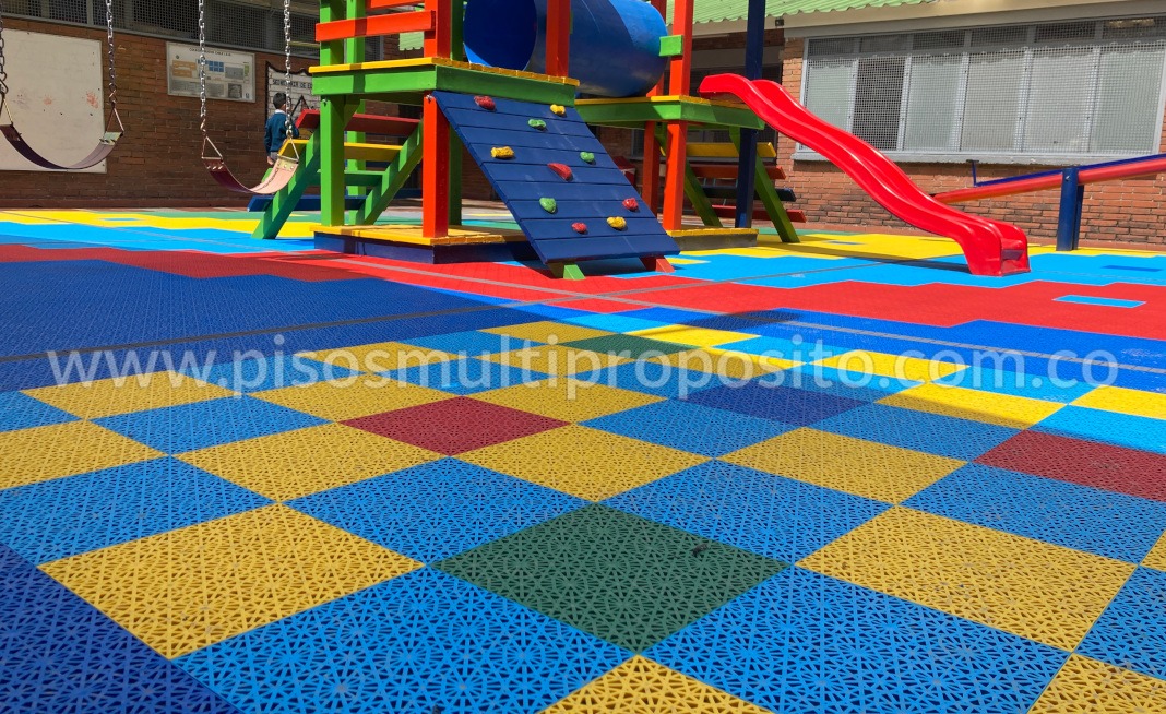 piso plastico para parques infantiles